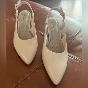 Clarks leather neutral nude kitten heel sling back women’s size 7.